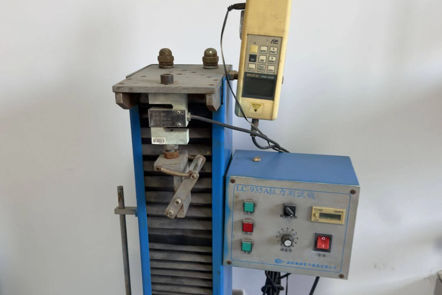 Laboratory tensile strength testing verifying the load capacity of Double-Layer Reinforced Seam Technology.