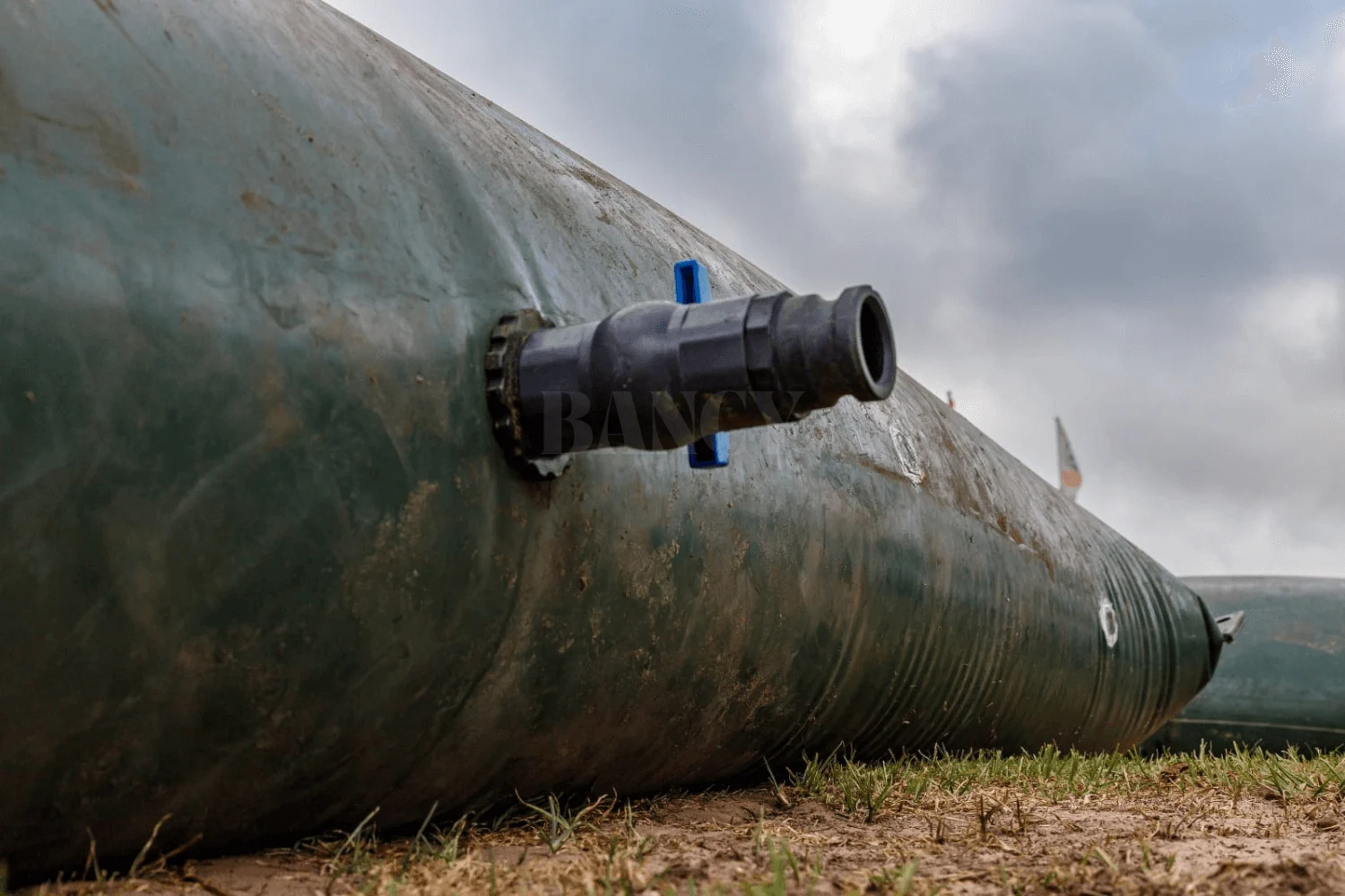 High-strength Engineering Plastic (PP) valve base welded directly to the flexible water tank body.