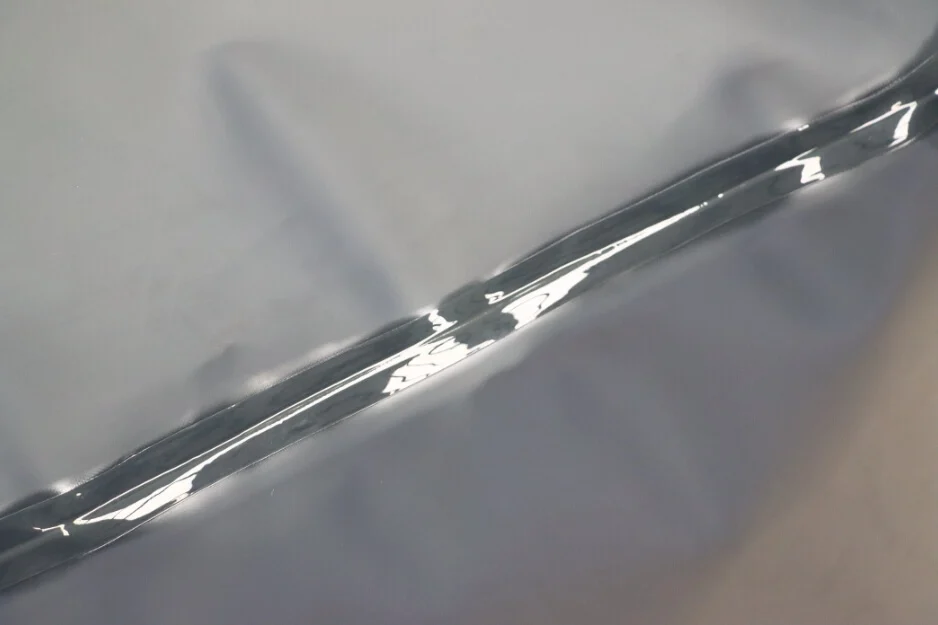 Double-layer welding reinforcement on flexible fuel tank seam for dynamic surge resistance